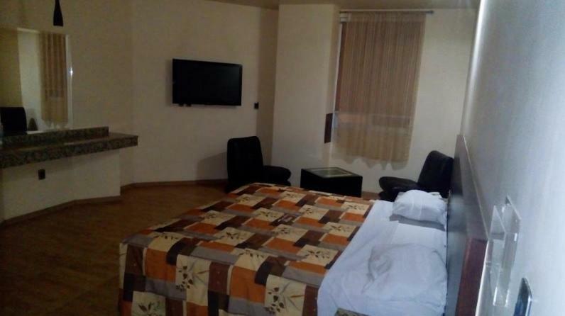 Motel Paraiso Suites ケレタロ エクステリア 写真